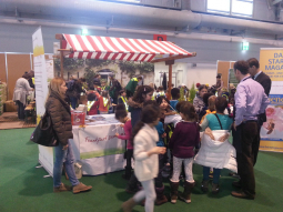 grundschulkinder infostand heinz werner hirschhaeuser