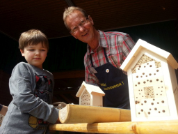 heinz werner hirschhaeuser erklaert wildbienen apfelbluetenfest c hemmer